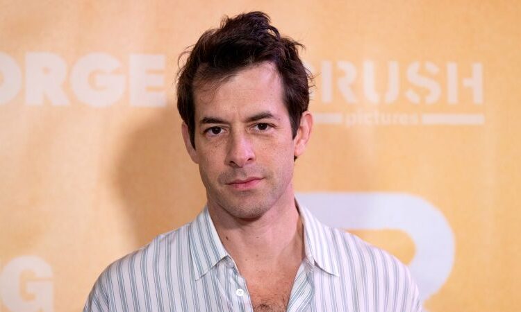 Mark Ronson se recuperando de lesão no palco