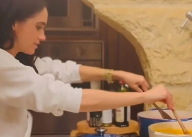 Meghan Markle brutalmente trollou como fãs reais convencidos de que "nunca cozinhou" | Real | Notícias