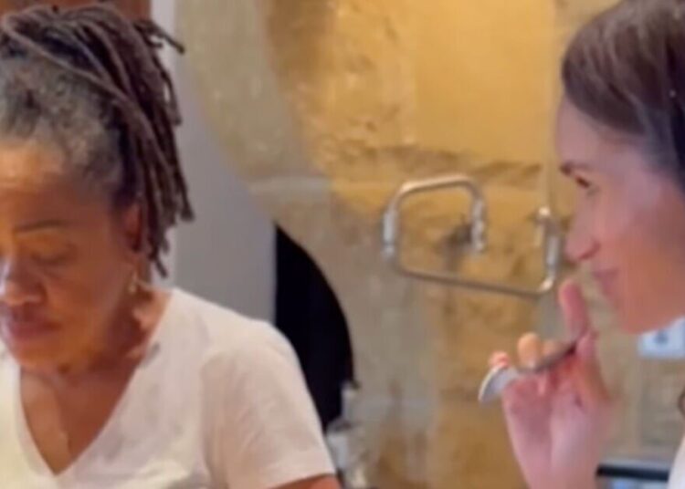 Meghan Markle 'revira os olhos' para a mãe Doria Ragland em momento desajeitado | Real | Notícias