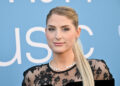Meghan Trainor vira a cabeça em vestido semi-sheer