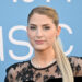 Meghan Trainor vira a cabeça em vestido semi-sheer