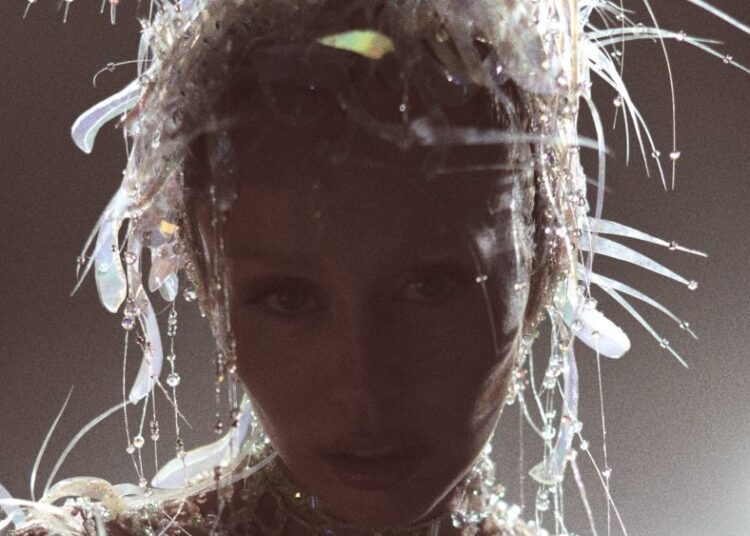 Miley Cyrus lança 'fim do mundo' com videoclipe que acompanha