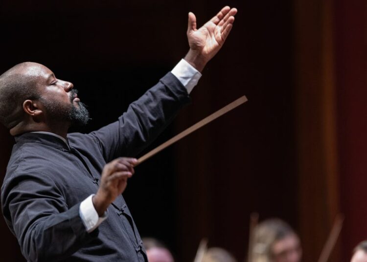 O candidato do maestro Kellen Gray lidera Tallahassee Symphony com polonês