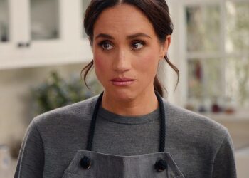 O especialista real do Mail revela por que ele encontrou Meghan Markle como sempre 'patético' e a acusa de usar o 'mais antigo truque de marketing do livro' no Palace Confidential