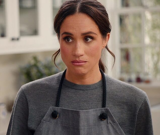 O especialista real do Mail revela por que ele encontrou Meghan Markle como sempre 'patético' e a acusa de usar o 'mais antigo truque de marketing do livro' no Palace Confidential