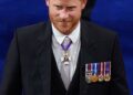 O leitor de lábios revela que o príncipe Harry fez na coroação do rei Charles - e a pessoa surpreendente para a qual ele se voltou para o conforto
