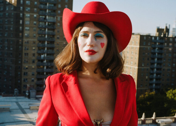 O novo álbum de Lola Kirke reflete suas memórias introspectivas - herói