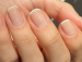 Unhas francesas com design elegante.png
