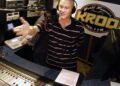O veterano da KROQ Kevin Ryder está de volta em 106,7 FM à tarde