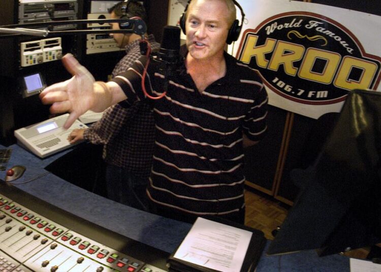 O veterano da KROQ Kevin Ryder está de volta em 106,7 FM à tarde