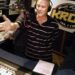 O veterano da KROQ Kevin Ryder está de volta em 106,7 FM à tarde