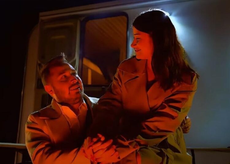 O videoclipe "Into Black" agora!