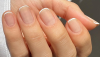 Unhas francesas com design elegante.png