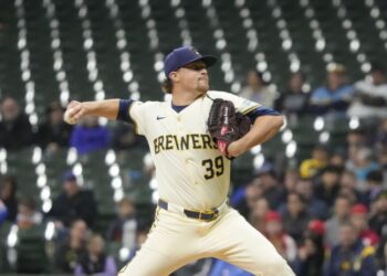Os rebatedores do Royals lutam contra o arremessador fazendo seu primeiro MLB começar com 5-0 derrota para os cervejeiros