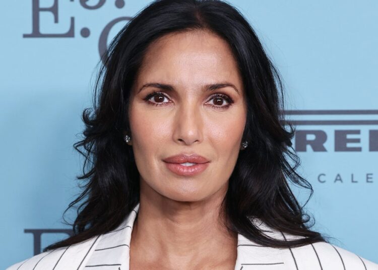 Padma Lakshmi bate dura revisão do restaurante indiano