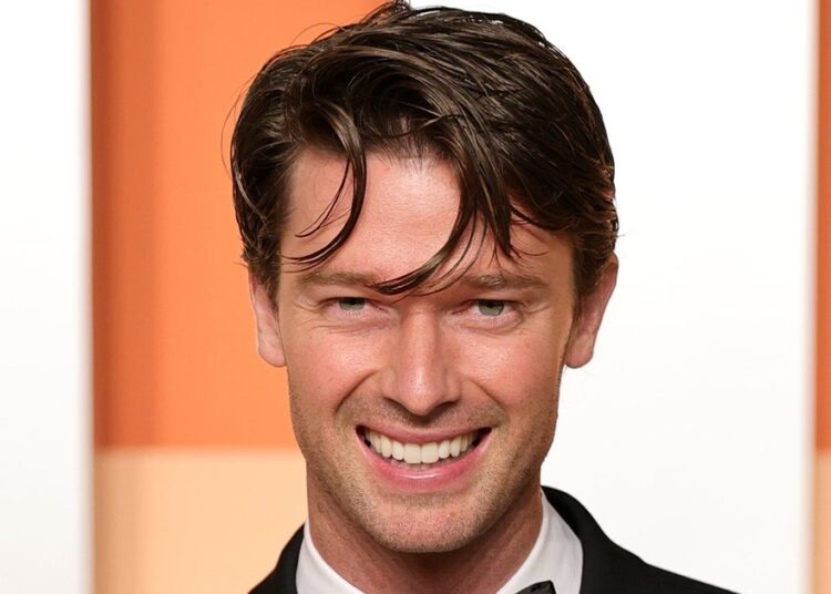 Patrick Schwarzenegger se abre sobre a cena do incesto 'White Lotus'