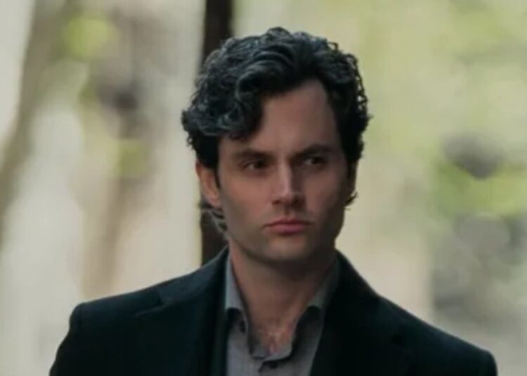 Penn Badgley 'lutou para ficar o mais nu possível' em 'You', final da temporada por esse motivo sério