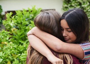 Como um ano sem abraços afetam sua saúde mental