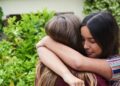 Como um ano sem abraços afetam sua saúde mental