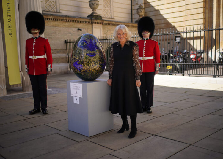 Rainha Camilla vai em uma caça ao ovo do lado de fora do Palácio de Buckingham