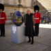 Rainha Camilla vai em uma caça ao ovo do lado de fora do Palácio de Buckingham