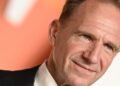 Ralph Fiennes atordoa com transformação corporal em 62