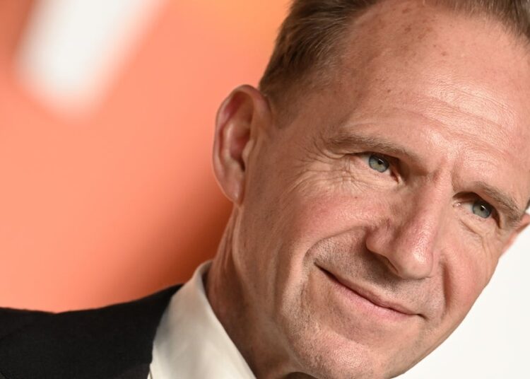 Ralph Fiennes atordoa com transformação corporal em 62