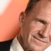 Ralph Fiennes atordoa com transformação corporal em 62