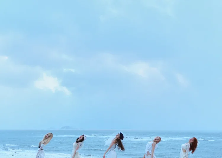Revista Glitter | Le Sserafim Shine em novo videoclipe 'inspirado nos anos 60' Come Over '