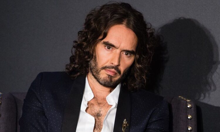 Russell Brand: Polícia do Reino Unido acusa o comediante de estupro e agressão sexual