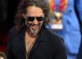 Russell Brand acusado de várias acusações de estupro e agressão no Reino Unido