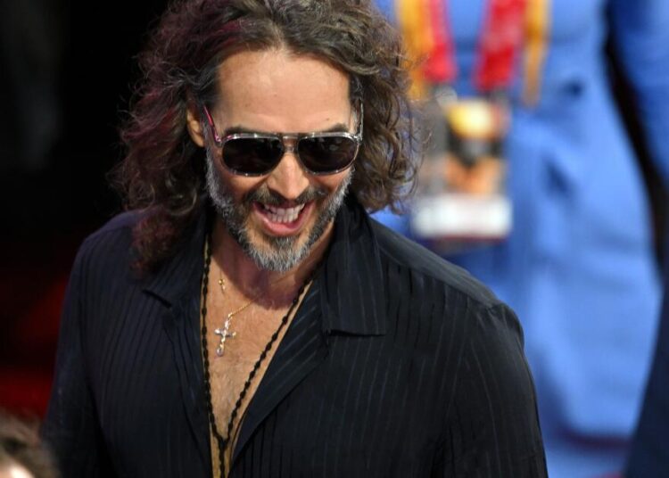 Russell Brand acusado de várias acusações de estupro e agressão no Reino Unido