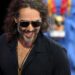 Russell Brand acusado de várias acusações de estupro e agressão no Reino Unido