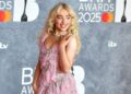 Sabrina Carpenter é uma 'Material Girl' no vídeo de Oslo