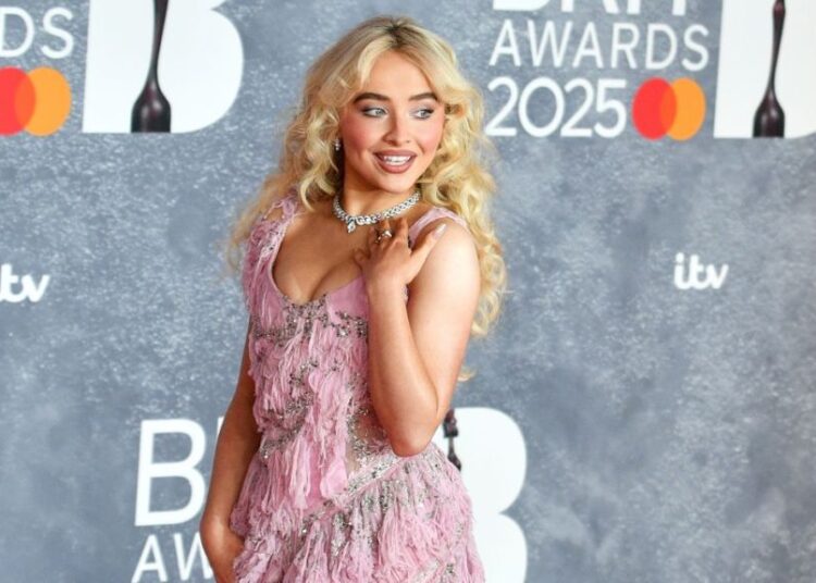 Sabrina Carpenter é uma 'Material Girl' no vídeo de Oslo