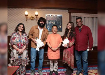 Sikkim CM realiza uma reunião com o cineasta de Bollywood Anurag Basu, os atores Kartik e Sreeleela |
