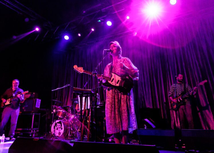 Stereolab provoca novas músicas em pacotes enviados aos fãs