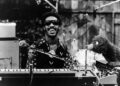 'The Wonder of Stevie' ganha o melhor podcast de entretenimento em 2025 Ambies