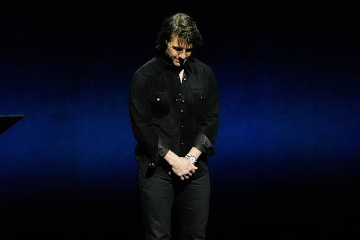 Tom Cruise abre o discurso do Cinemacon com o momento do silêncio para Val Kilmer