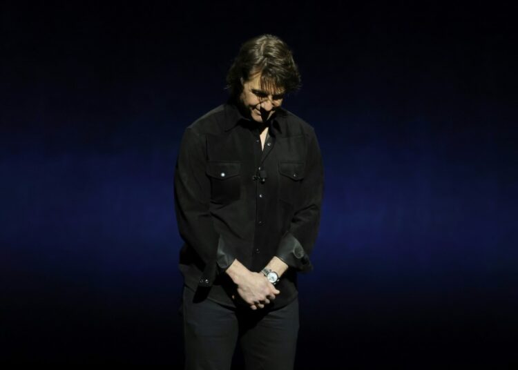 Tom Cruise presta homenagem a Val Kilmer