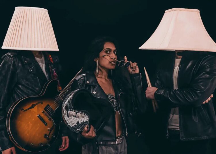 Trio de pop/rock Koyal aparece no deserto em novo vídeo para “gasolina” »Vida Viva Fearless