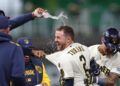 Turang Walk-Off Squeeze Bunt impulsiona cervejeiros sobre a realeza, 3-2