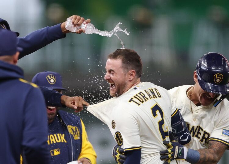 Turang Walk-Off Squeeze Bunt impulsiona cervejeiros sobre a realeza, 3-2
