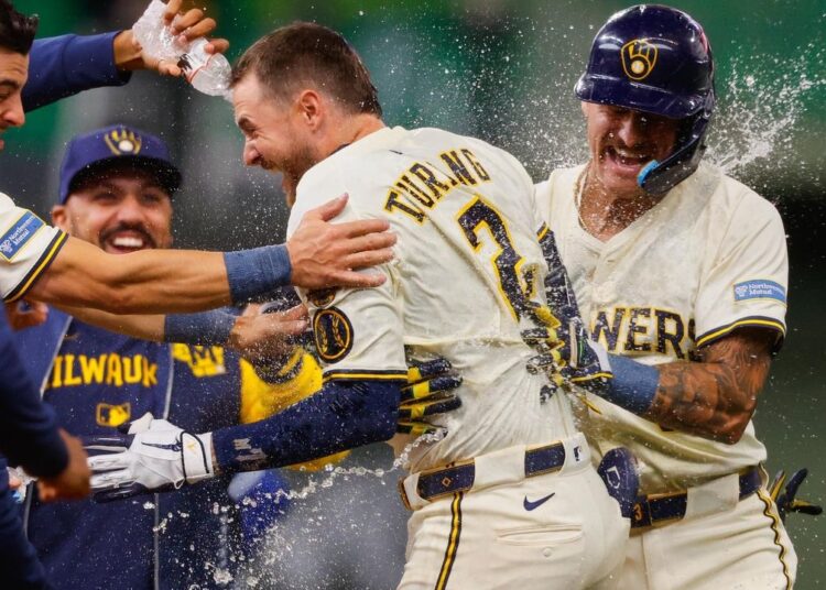 Turang's Bunt Drives na vitória na 11ª, Brewers venceu o Royals por 3-2