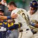 Turang's Bunt Drives na vitória na 11ª, Brewers venceu o Royals por 3-2