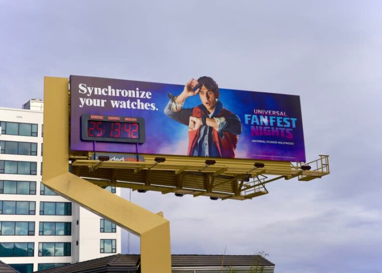 Universal Studios Hollywood conta com fãs com fãs com outdoor nostálgica