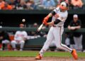 Gunnar Henderson, de Baltimore Orioles, acerta um home run durante o primeiro turno de um jogo de beisebol ...