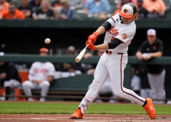 Gunnar Henderson, de Baltimore Orioles, acerta um home run durante o primeiro turno de um jogo de beisebol ...