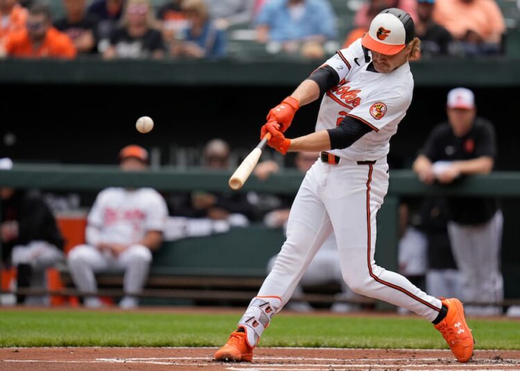 Gunnar Henderson, de Baltimore Orioles, acerta um home run durante o primeiro turno de um jogo de beisebol ...
