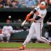 Gunnar Henderson, de Baltimore Orioles, acerta um home run durante o primeiro turno de um jogo de beisebol ...